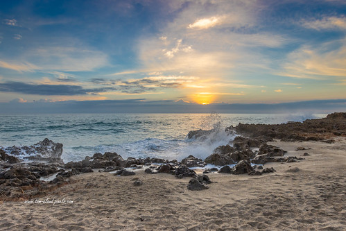 wave water ocean sea seaside seashore beach atlantic roocks rocky coast nature mothernature outdoors horizon clouds cloudy sun sunrise dawn sky weather houseofrefuge hutchinsonisland martincounty stuart florida usa tropics sand