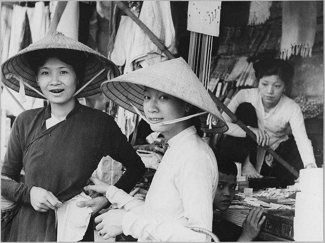 Chợ Đồng Xuân Hà Nội - Hai phụ nữ một người răng trắng, một người răng đen