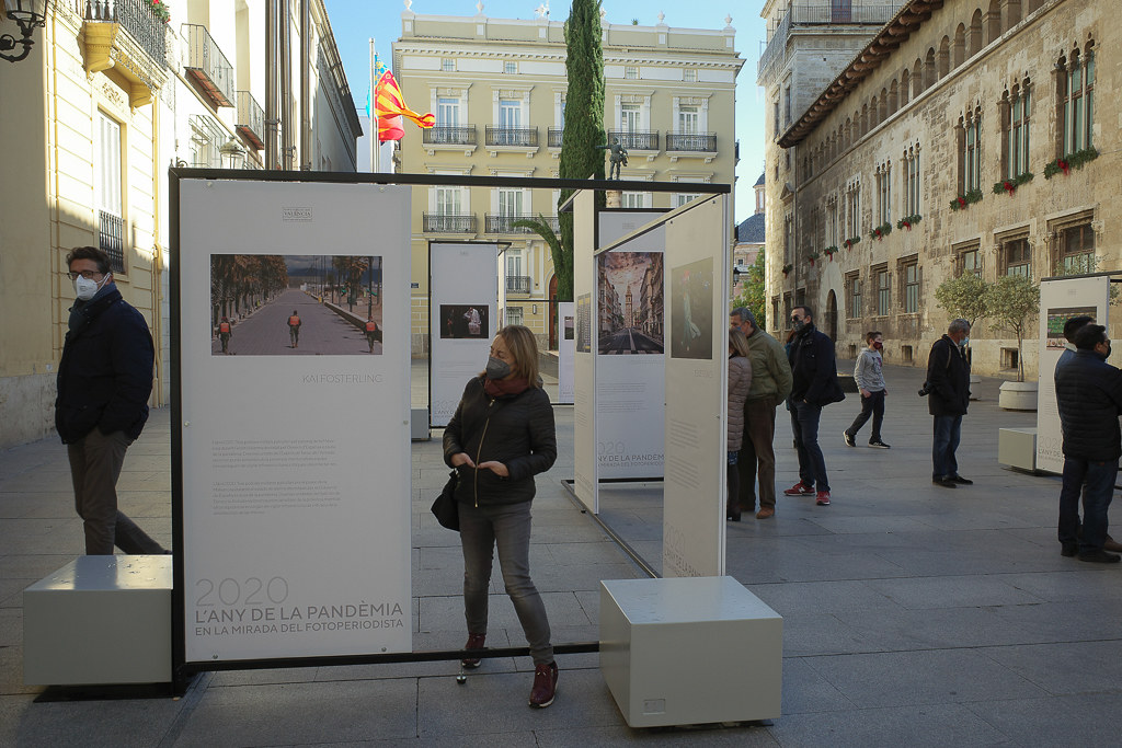 Exposición fotos en la calle.