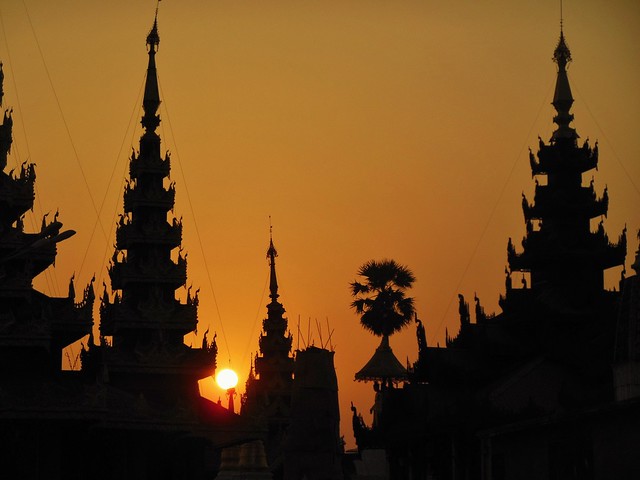 Myanmar/ Burma, Yangon, Die prächtigste Pagode - der Shwedagon, religiöses Zentrum des Landes.  Die Sonne geht langsam unter , es wird Abend und wir verlassen diesen großartigen Ort..  78095/13265