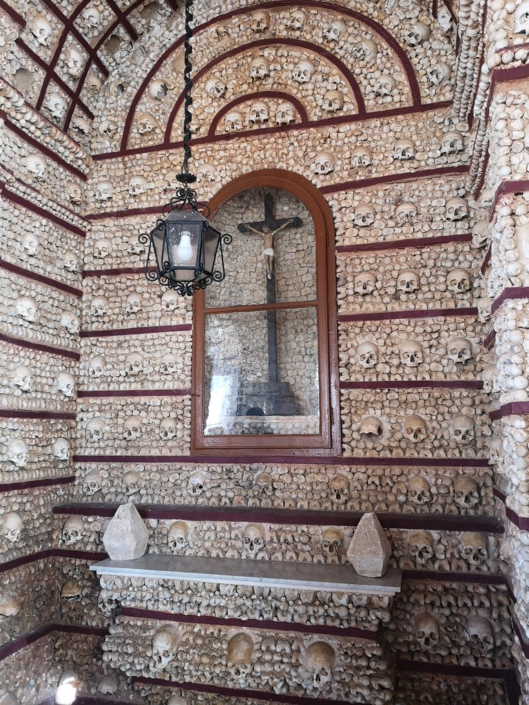 altar con Crucifijo capilla de los Huesos o Capela dos Oss… | Flickr