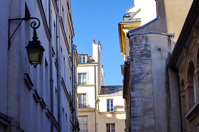 89 - Paris en Août 2020 - une façade rue des Lombards au bout de la rue Saint-Martin
