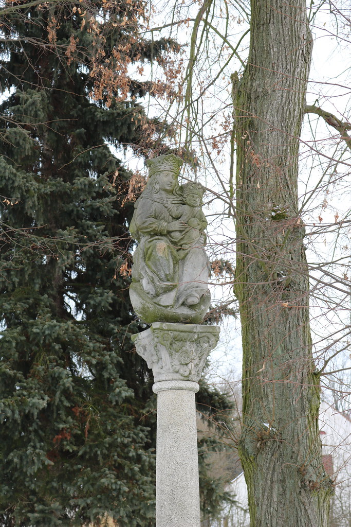 sloup se sochou Panny Marie v Milhostově
