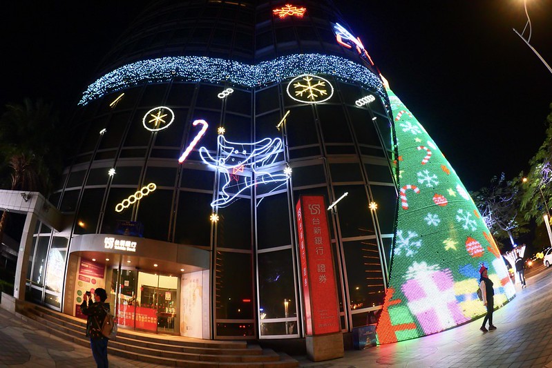 台新金控大樓15米LED燈立體聖誕樹