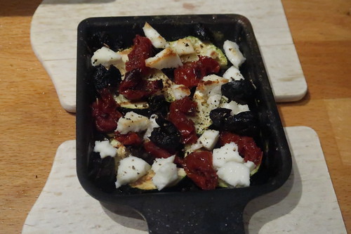 Pfännchen mit (Fehlkauf-)Feta, getrockneten Tomaten, schwarzen Oliven und Zucchini