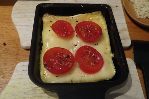 Pfännchen mit gestocktem Ei, Raclettekäse und frischen Tomaten