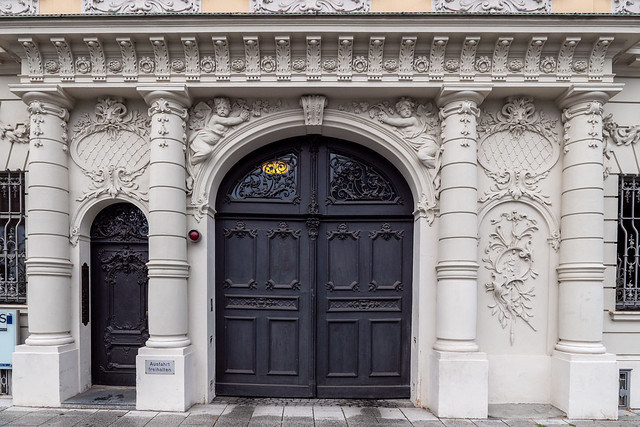 Augsburg: Portal des Hauses mit neobarocker Fassade am Ulrichsplatz - Sumptuous portal of the house with a neo-Baroque façade at UIlrichsplatz