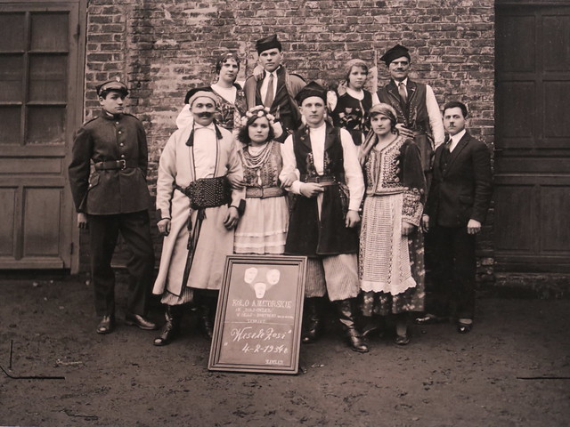 Troupe en costume folklorique pour un mariage (1920-1930), Kasimir Zgorecki - Exposition Kasimir Zgorecki au Louvre-Lens
