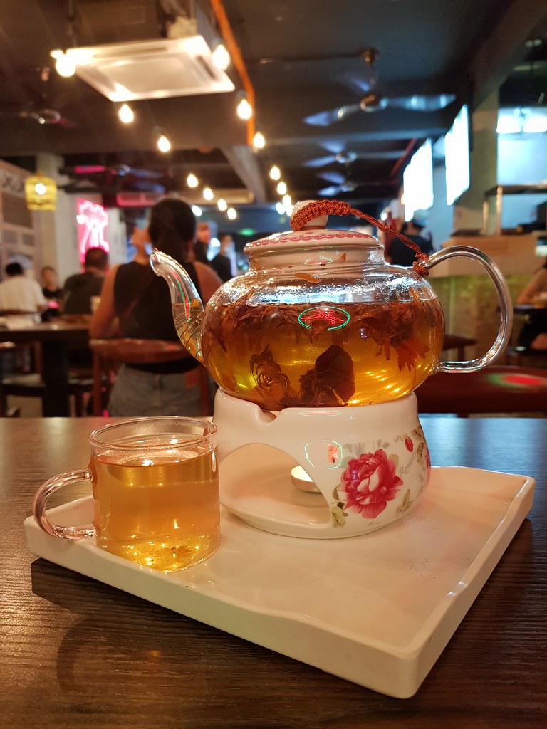 花茶 Flower Tea (金盞草 Marigold, 干檸檬片 Dried lemon slice, 胎菊 Chrysanthemum, 勿忘我 Forget-Me-Not, and 蜜糖 Honey) rm$3.90 @ 花姑娘茶檔 Miss Fa Fa Cafe SS15