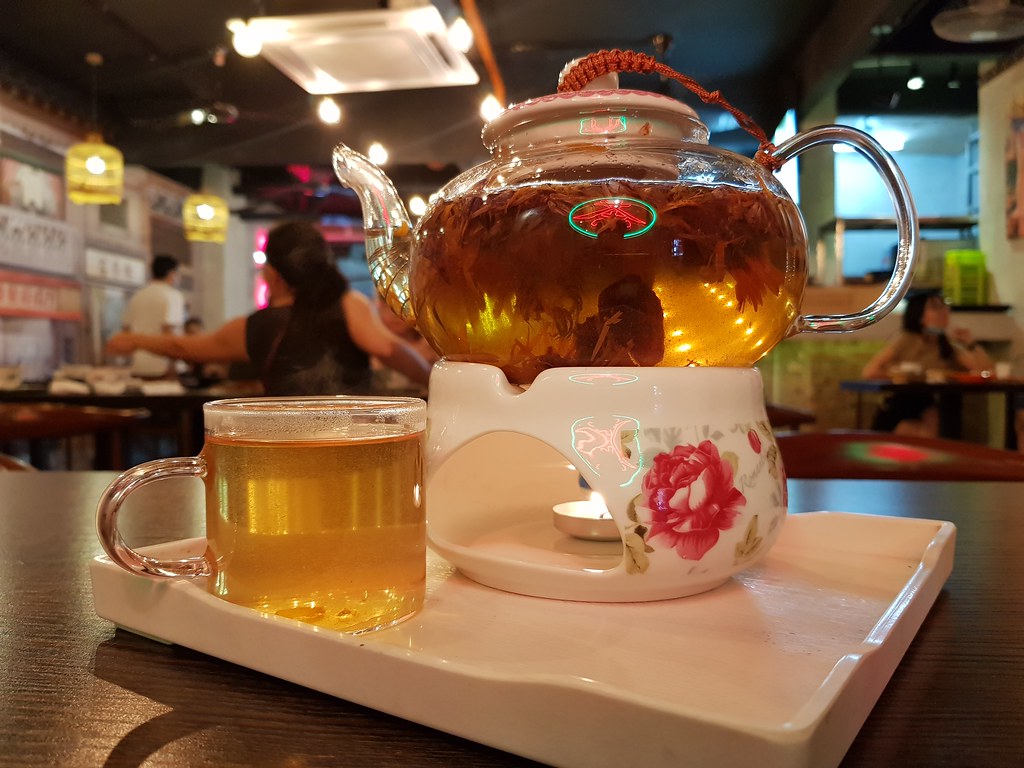 花茶 Flower Tea (金盞草 Marigold, 干檸檬片 Dried lemon slice, 胎菊 Chrysanthemum, 勿忘我 Forget-Me-Not, and 蜜糖 Honey) rm$3.90 @ 花姑娘茶檔 Miss Fa Fa Cafe SS15