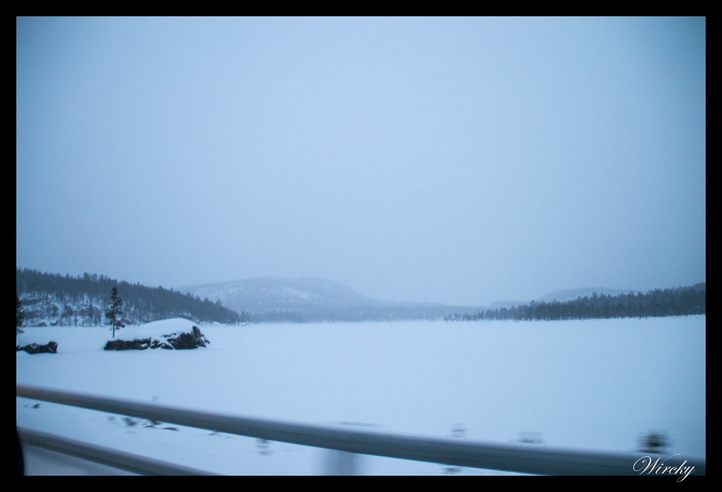 Lago congelado en el camino a Ivalo