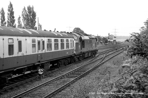 britishrail englishelectric type3 class37 37171 diesel passenger burtonsalmon northyorkshire train railway locomotive railroad