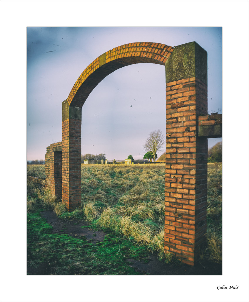 Through the gate - (Industar 69, 50mm,  f4) - 2020-12-28th