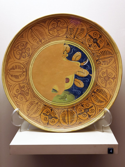 plato de ceramica esmaltada Majólica siglos XV-XVI Castelo de Loulé arqueologia Museo Municipal de Loulé Portugal