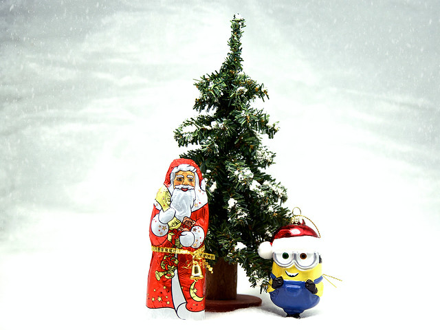 Weihnachtsmann und Minionweihnachtfigur