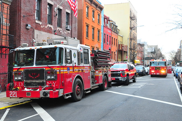 FDNY Engine 221 ‧ Division 11 ‧ Ladder 104