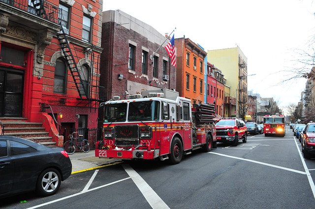 FDNY Engine 221 ‧ Division 11 ‧ Ladder 104