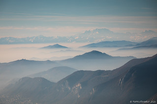 Mentre la pianura è sommersa dalla nebbia, le cime delle Alpi sbucano da questo 