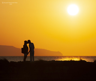 Un magico tramonto, suggella un bacio tra amanti... / A magical sunset, seals a kiss between lovers...