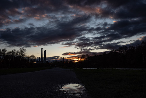 isarrestlicht by dadiolli, münchen bayern deutschland isar sunset bluehour goldenhour sonnenuntergang heizkraftwerk reflection 