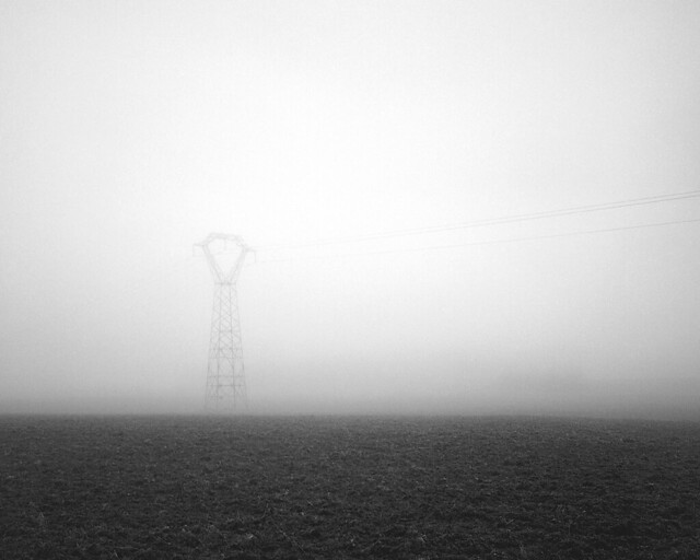 .: Pylone dans le brouillard :.