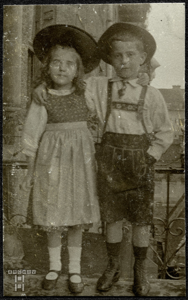 ArchivTappen2AAl2d401 Geschwister, Doppelporträt, Fotoalbum, 1900-1930er