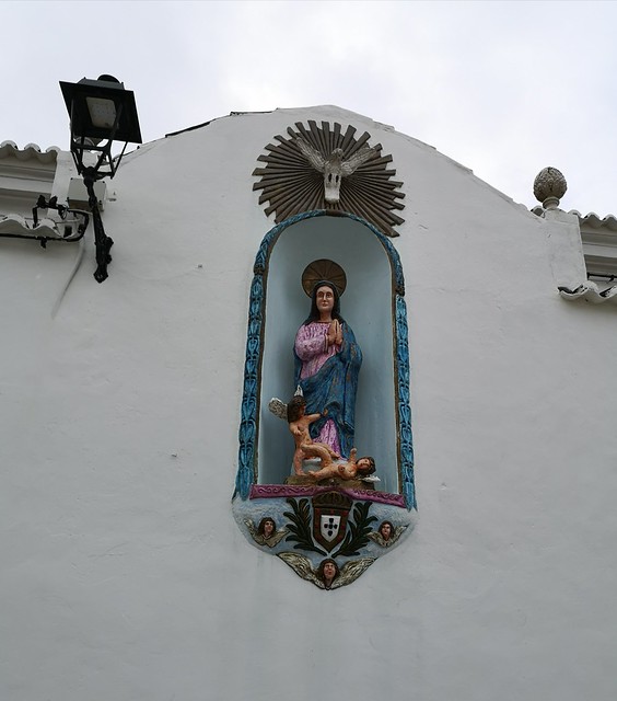 hornacina con La Virgen exterior Iglesia de Nuestra Señora de la Concepcion Ferragudo Algarve Portugal 04