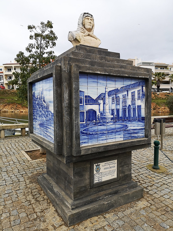 busto del Monumento Operária Conserveira trabajadores de conservas Ferragudo Algarve Portugal