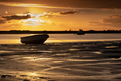 yellow gold sun sunset essex leighonsea twotreeisland boat dingy