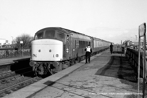 britishrail sulzer type4 peak class46 46026 leicestershirederbyshireyeomanry diesel footex passenger newclee grimsby southhumberside train railway locomotive railroad