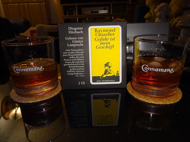 Two `Old Fashioned` whisk(e)y-cocktails to the audio book of Raymond Chandler 