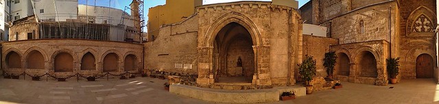 Fig. 2.Vista panoràmica de l'cementiri medieval de l'Conjunt Històric de Sant Joan de l'Hospital amb la capella d'Arnau de Romaní al centre. Fotografia Emilio J. Díaz.