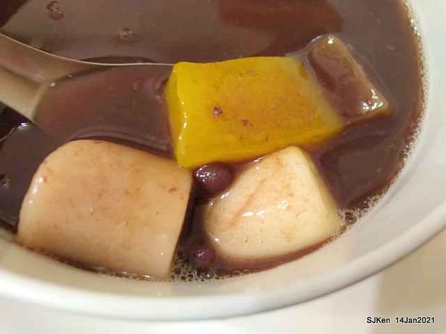 Taiwan traditional sweeten soup, Red bean with Kueh,「盛粿一切蘿蔔糕專賣 南港店」, Taipei, Taiwa, Jan 14, 2021.