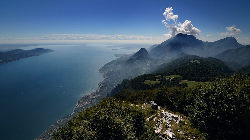 20200901-019F | Blick von der Cima Comer (1281 m) südwärts zum Monte Pizzocolo (1581 m). Gardasee, 01.09.2020