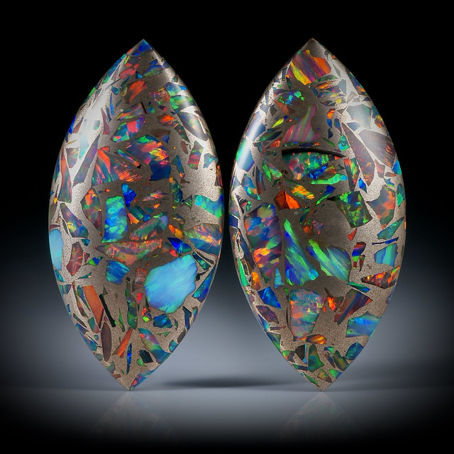 Opal synthetisch in Bronzematrix