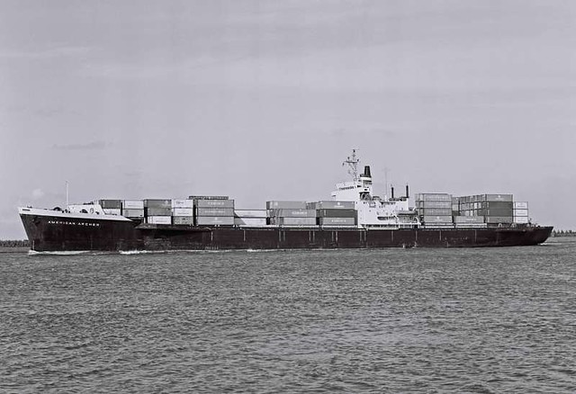 40 jaar geleden: American Archer verliest drie containers, een spoelt aan op Vlieland