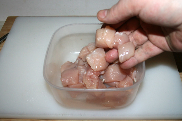 08 - Put diced chicken breasts in bowl / Gewürfelte Hähnchenbrust in Dose geben