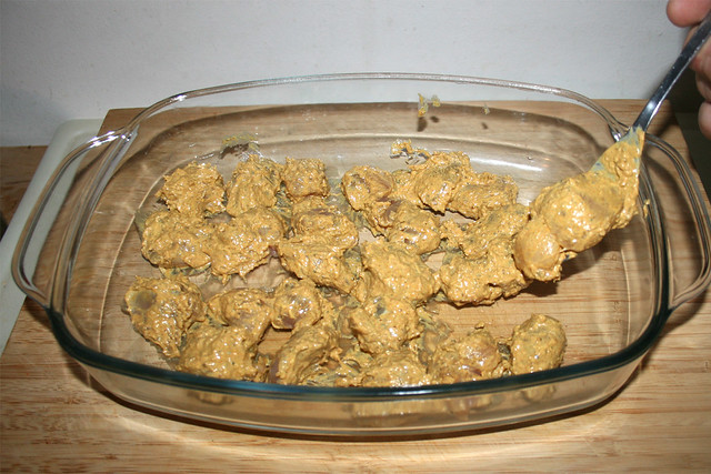 19 - Put marinated chicken in casserole / Mariniertes Hähnchen in Auflaufform geben