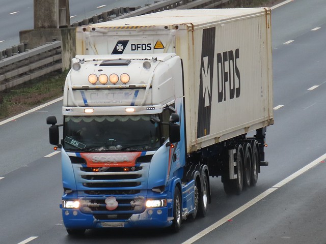 Cutts Transport, Scania R520 V8 (MM66LCE) On The A1M Southbound