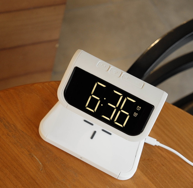 UM2 UVC Table Clock Wireless Charger