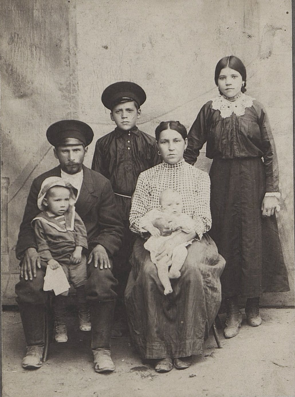 03. Четыркин Аким, забойщик шахты, с семьёй. 1916