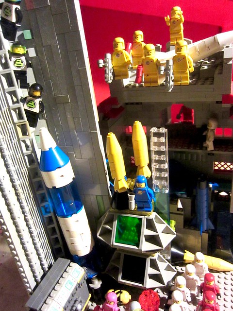 Classic Space LEGO: Blacktron Infiltration of Astronautic orbiter satellite baseIMG_0004 (1)