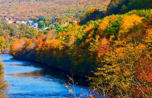 2015 jimthorpe lehigh lehighgorgetrail lehighriver pennsylvania blue colors fall green mountains red river town trees water yellow