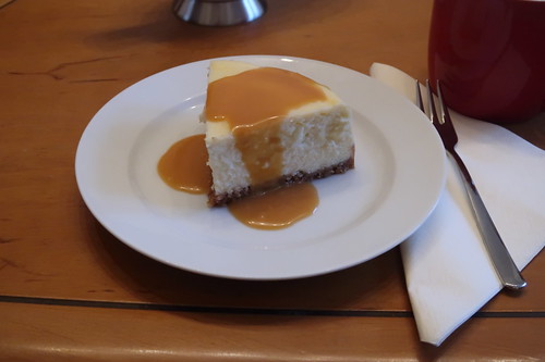 New York Cheesecake mit Salted Caramel Sauce (mein erstes Stück)