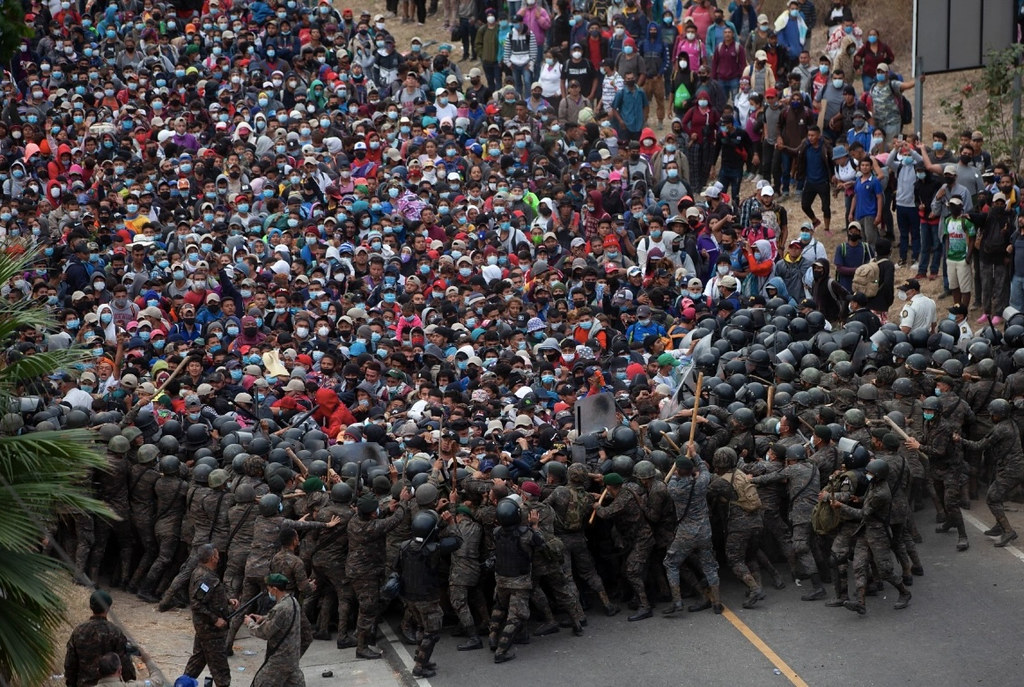 瓜地馬拉軍警以棍棒與催淚彈阻擋嘗試前往美國的移民潮。（圖片來源：Sandra Sebastian/AP Photo）