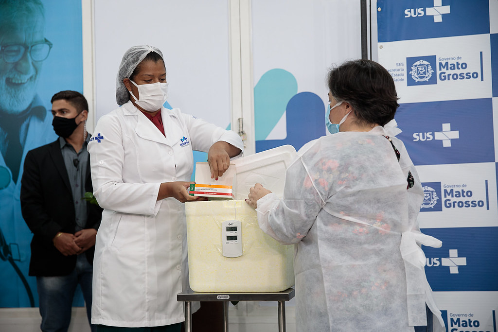 Mato Grosso inicia a vacinação contra a Covid-19 e imuniza 10 servidores da saúde