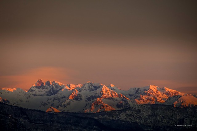 Coucher de soleil sur le Grand Pic de Belledonne. Isère