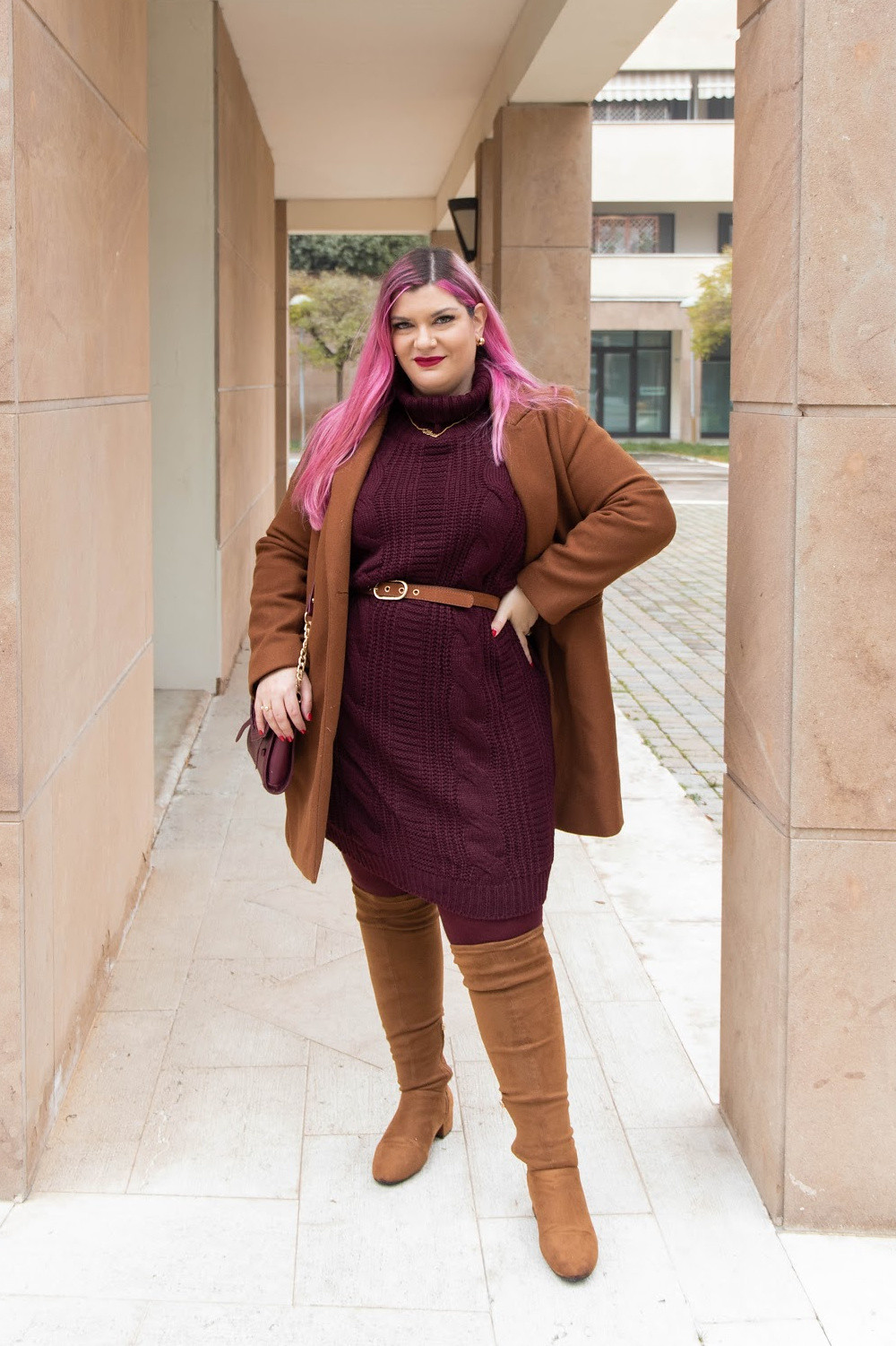 Outfit lavoro curvy plus size maglione stivali al ginocchio  (2)