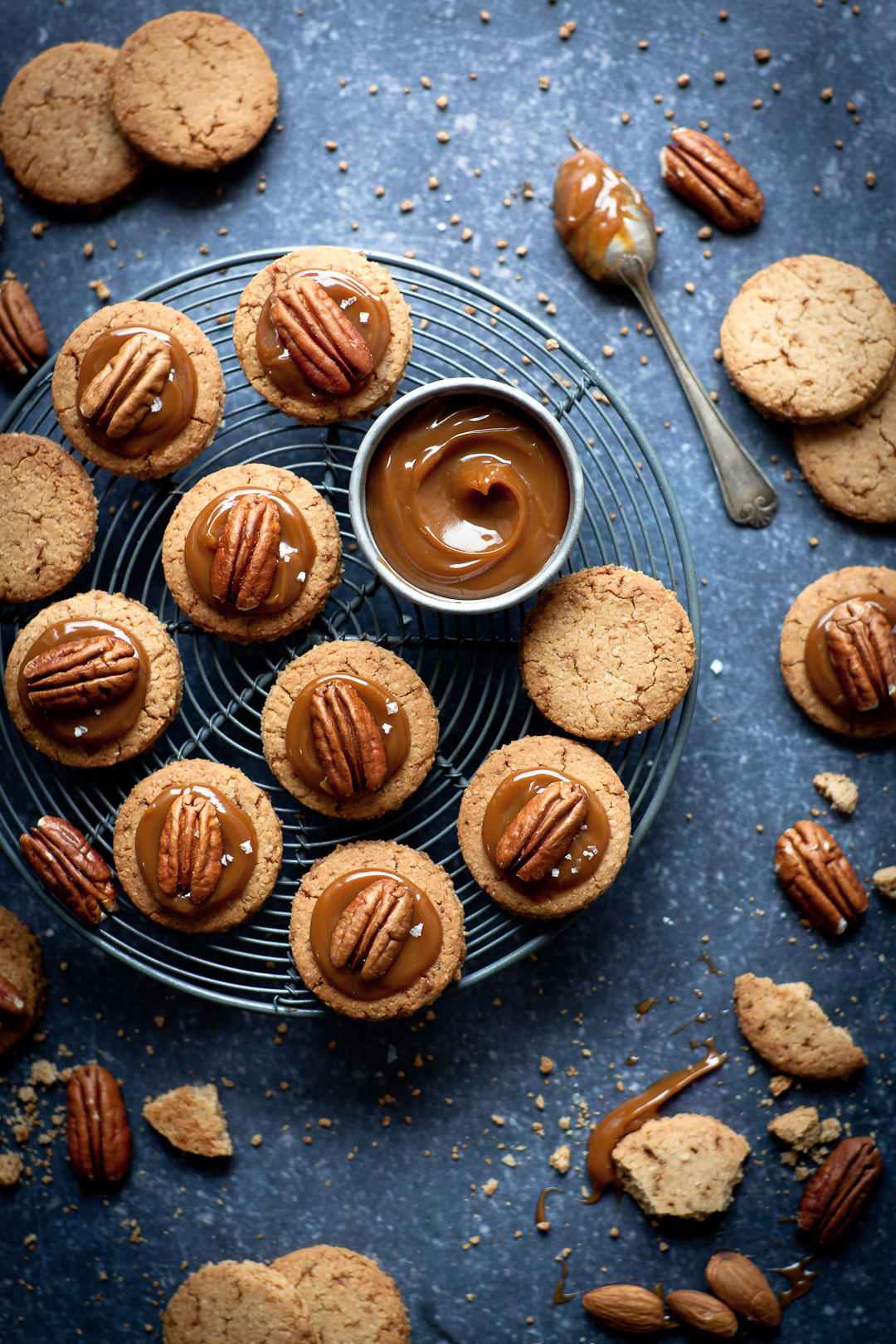 oat cookies with dulce de leche and pecan nuts