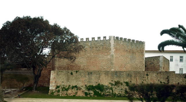 exterior muralla y Alcazaba o Castillo de Silves Algarve Portugal 03